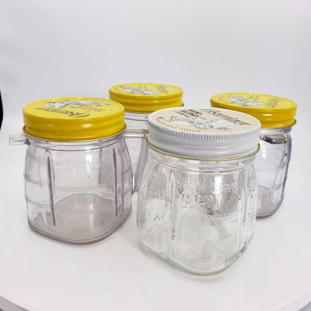 Set of 4 mini containers for Oster blender. Vintage in great condition